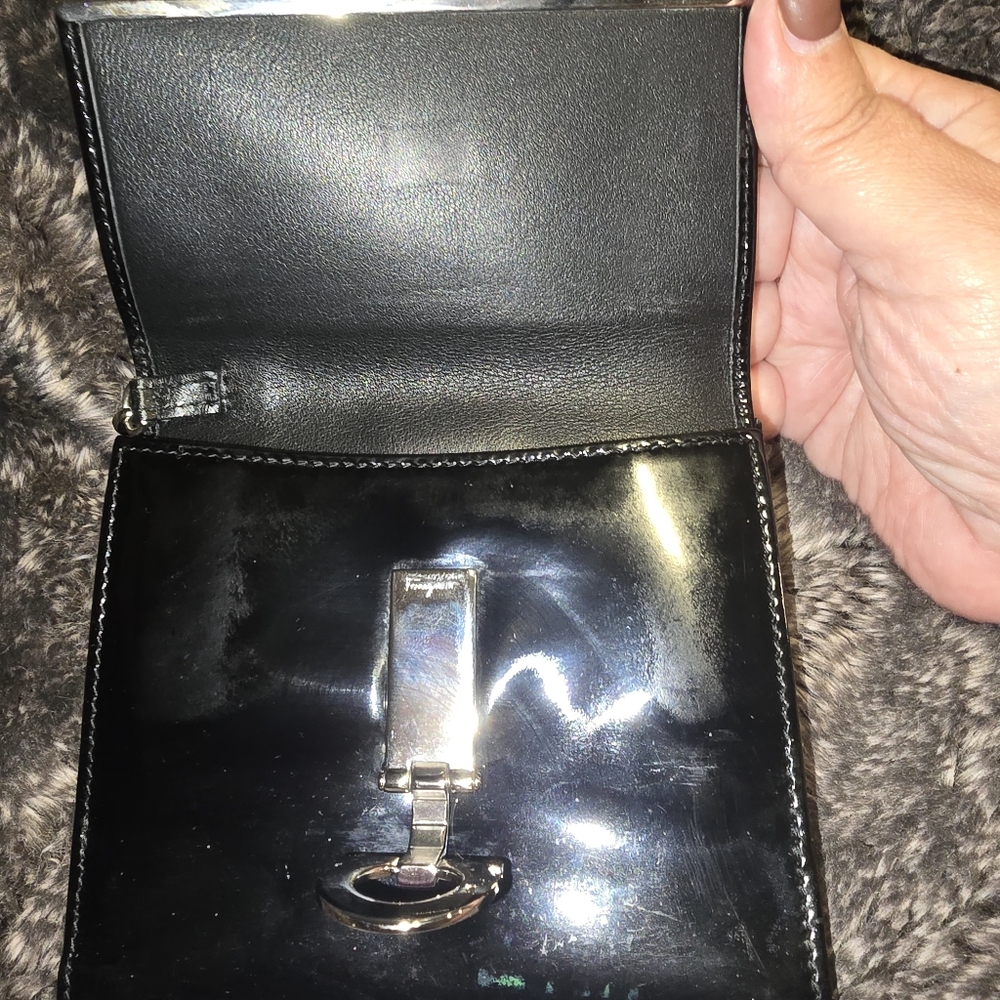 Salvatore Ferragamo patent leather wallet with a Gancini clasp and a chain strap - Picture 4 of 7